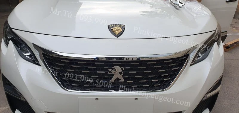 Logo Peugeot trang trí xe
