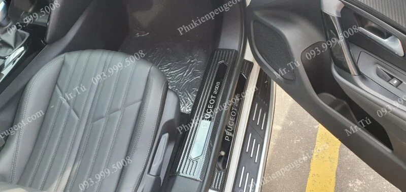 Nẹp bậc Peugeot 2008 vân cacbon