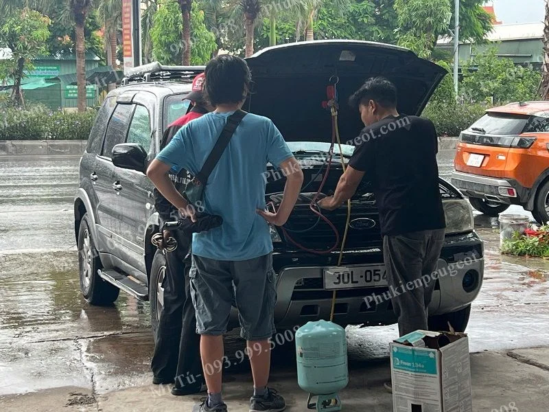 Bơm ga điều hoà xe ô tô tại Bãi Cháy