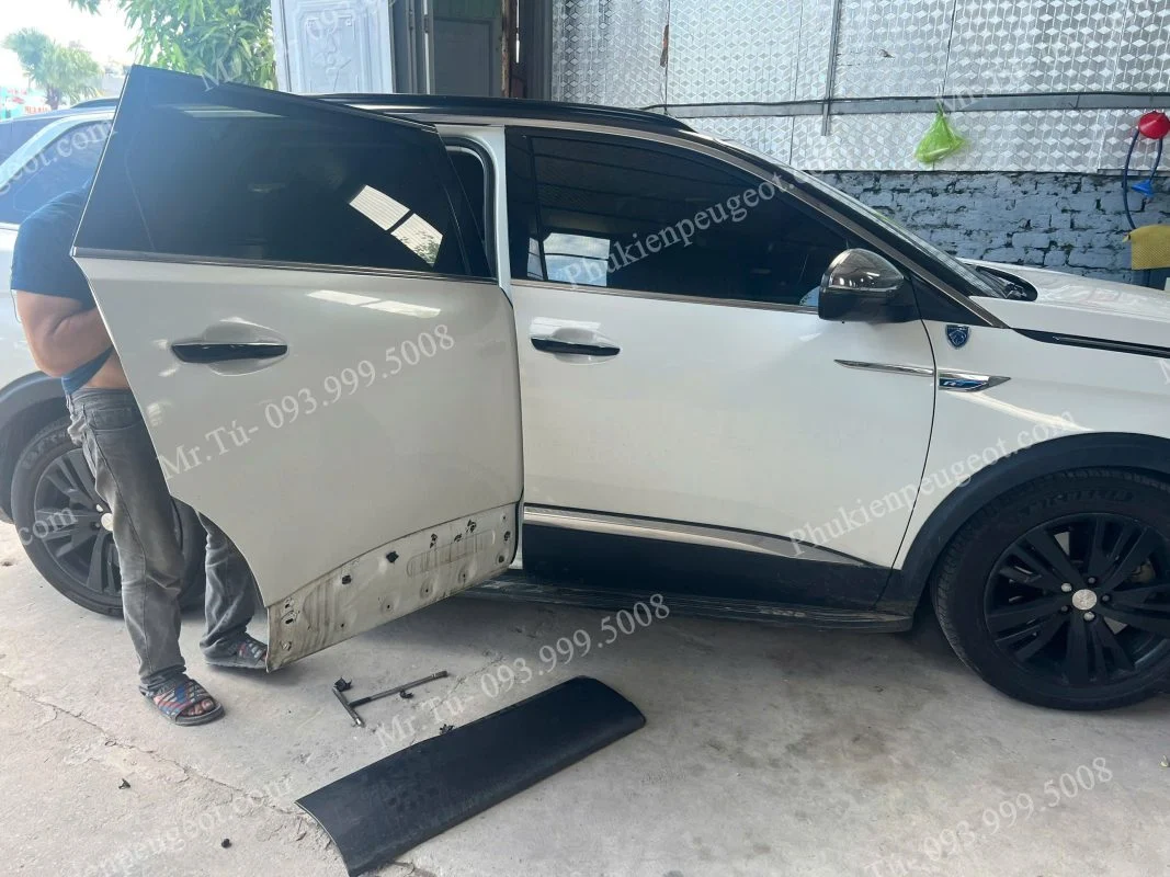 Thay thế ốp dưới cửa xe Peugeot 5008